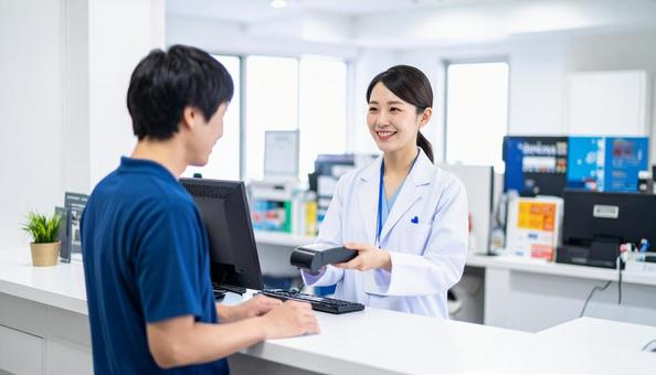 病院の会計窓口で会計をする男性患者 病院の会計窓口で会計をする男性患者の写真