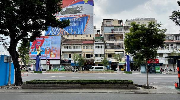 建物 大通り,建物,看板の写真素材
