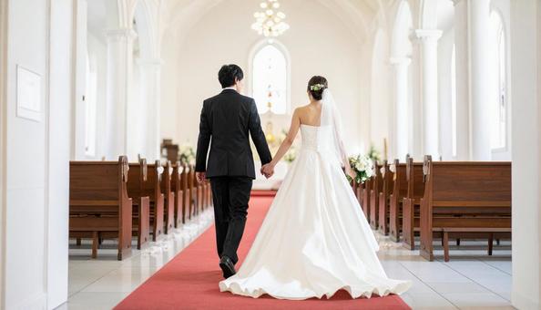 バージンロードを歩く父と花嫁 バージンロードを歩く父と花嫁の写真