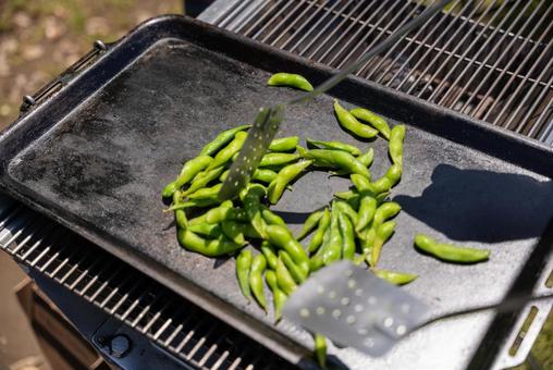 BBQグリルで焼く枝豆 枝豆,bbq,バーベキューの写真素材