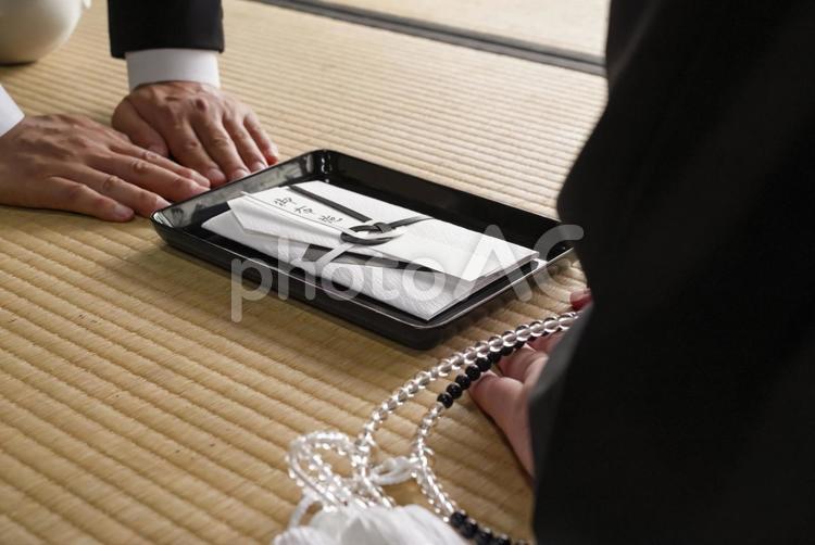 法要でお坊さんにお布施を渡すシーン お布施,お礼,謝礼の写真素材