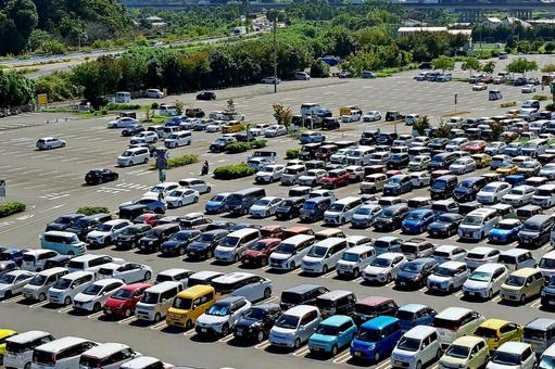 ショッピングモールに駐車中の多数の自動車 ショッピングモールに駐車中の多数の自動車 自動車,ショッピングモール,駐車場の写真素材
