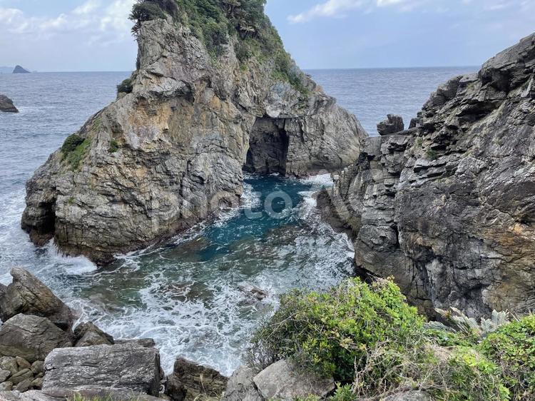徳浜展望台から見た海のトンネル 奄美大島,海,岩場の写真素材