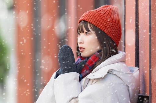 雪の降る冬の街角に立つ女性 冬,雪,女性の写真素材