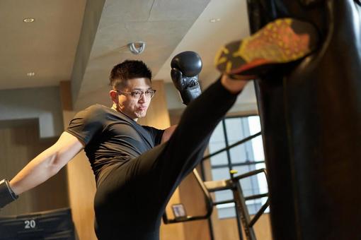 Asian man kicking a punching bag, kickboxing, boxe, pontapé, JPG