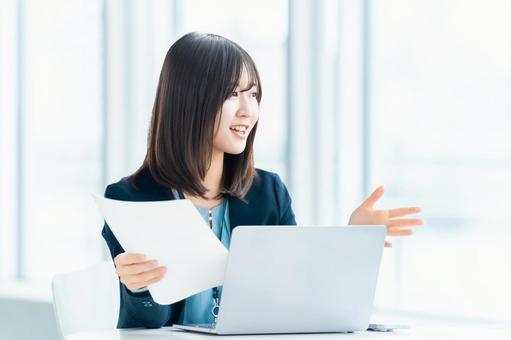 笑顔で対話をする女性・ビジネスウーマン 女性,パソコン,笑顔の写真素材