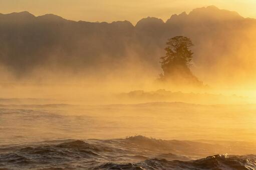 毛嵐に霞む立山連峰と穏やかな海 毛嵐,日の出,朝日の写真素材