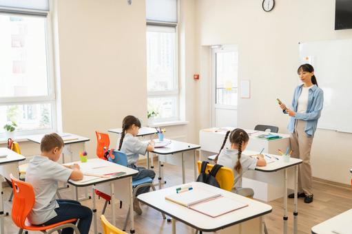 授業中の先生 女性,女の子,男の子の写真素材