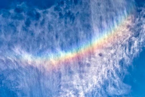 虹色に光る彩雲の写真