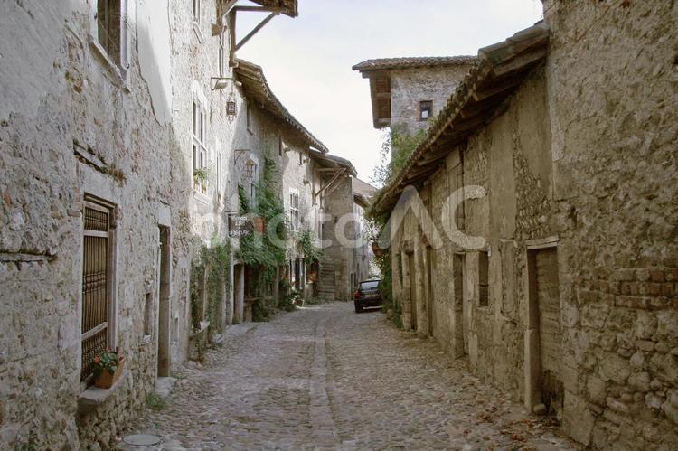 フランス　ペルージュ　石造りの路地 フランス,ペルージュ,石造りの路地の写真素材