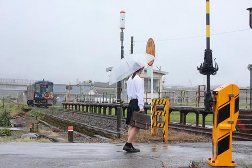 駅前踏切(ローカル線) 駅前踏切(ローカル線) 線路,雨,10代の写真素材