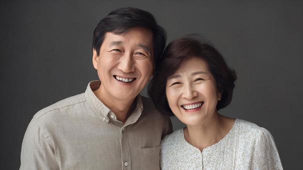 満面の笑顔のシニア夫婦の写真