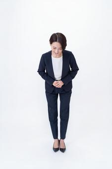 お辞儀をするスーツを着た女性・縦 会社員,営業,キャリアの写真素材
