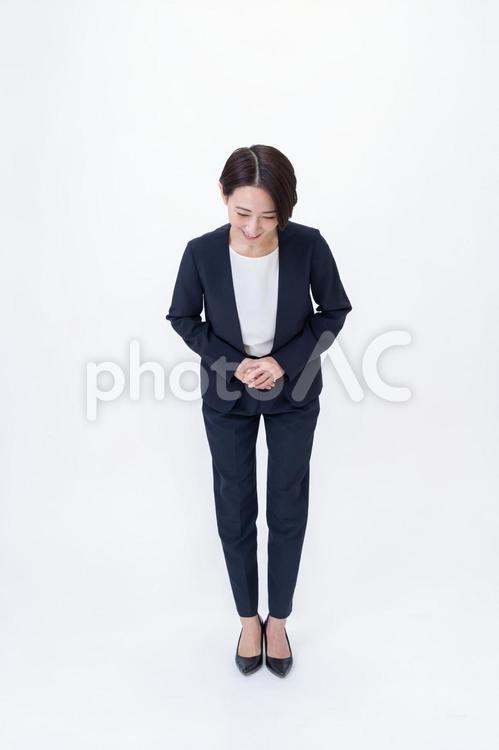 お辞儀をするスーツを着た女性・縦 会社員,営業,キャリアの写真素材