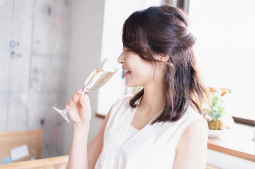 スパークリングワインを飲む若い女性 スパークリングワインを飲む若い女性 幸せ,趣味,レストランの写真素材