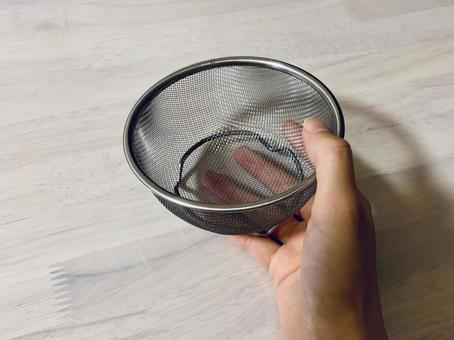 銀色のザルを手に取る2 銀色のザルを手に取る2 ザル,ステンレス,水切りの写真素材
