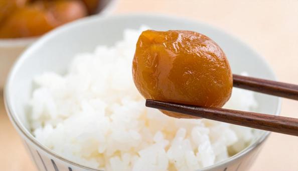 梅干しをご飯にのせて食べる 梅干しをご飯にのせて食べるの写真