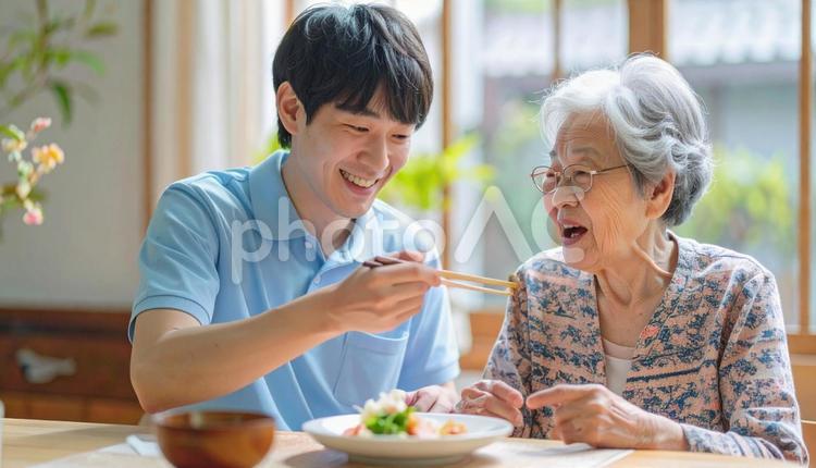 食事介助をする男性介護士と高齢女性 男性介護士,訪問介護,在宅介護の写真素材