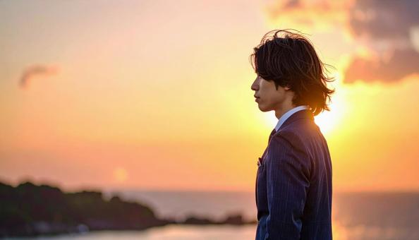 未来を見つめ希望を抱くビジネスマン後ろ姿 未来を見つめ希望を抱くビジネスマン後ろ姿の写真