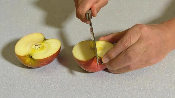 リンゴを包丁で切っている人の手 リンゴ,包丁,切るの写真素材