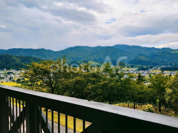 バルコニーからの風景 田園風景,夏空,風景の写真素材