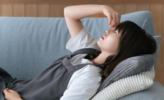 疲れてソファに寝転ぶ女性 疲れてソファに寝転ぶ女性 女性,ソファ,寝るの写真素材