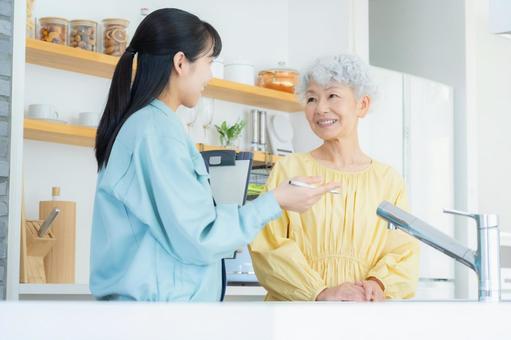 シニア女性と商談をする不動産業者 シニア女性と商談をする不動産業者の写真