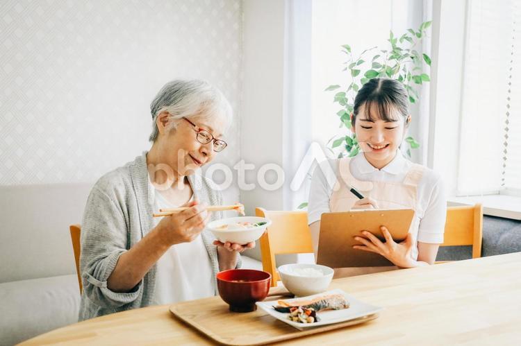 食事指導する女性スタッフ 介護食,食事指導,嚥下食の写真素材
