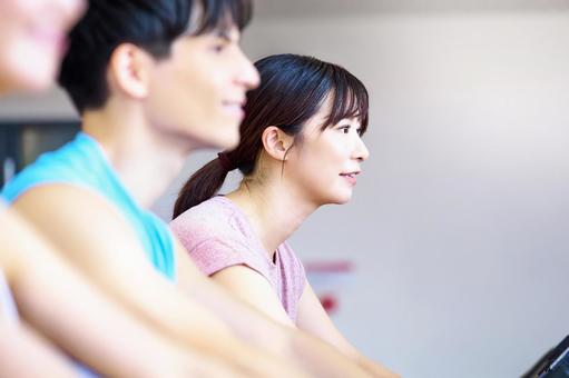 スポーツジムでエアロバイクをする女性 スポーツジム,運動,女性の写真素材