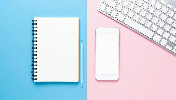 PC、スマホ、白紙のノート PC、スマホ、白紙のノートの写真