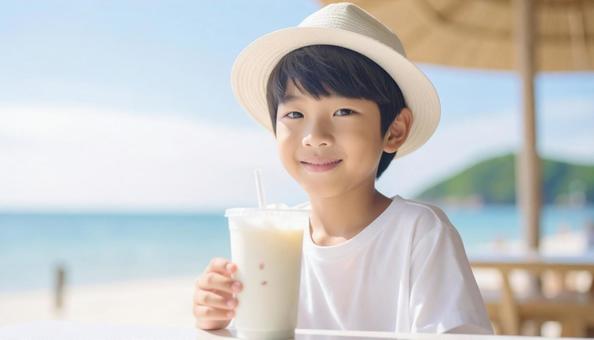 カフェオレを飲む男の子　海の写真