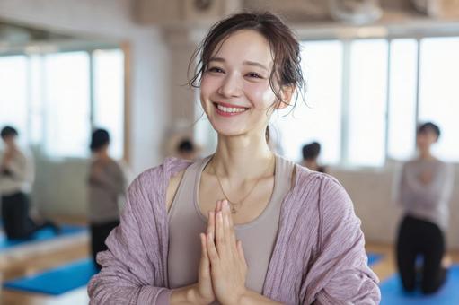 ヨガスタジオの若い女性-5の写真