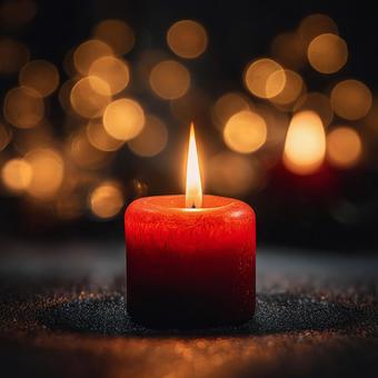 光の玉とロウソクの輝きの写真