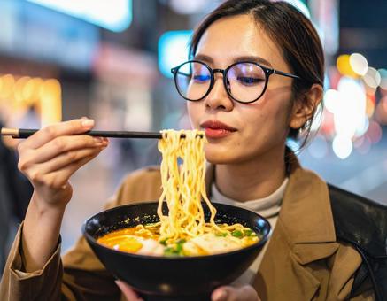 ラーメンを食べる女性 ラーメンを食べる女性の写真