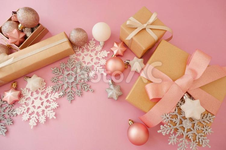 ピンク背景にオーナメントとギフトボックス 冬,クリスマス,ピンクの写真素材