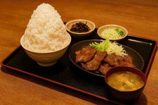 焼肉定食のご飯がてんこ盛り 焼肉定食のご飯がてんこ盛りの写真