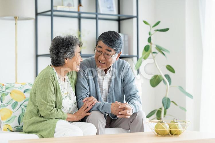 リビングでくつろぐシニアの夫婦 シニア,夫婦,笑顔の写真素材