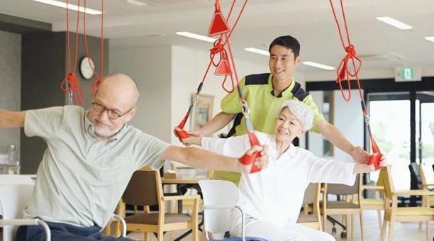 介護施設でスリングセラピーを受ける高齢者 介護施設でスリングセラピーを受ける高齢者 高齢者,介護施設,老人ホームの写真素材