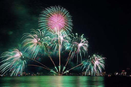 鮮やかな湖上打ち上げ花火/松江水郷祭 鮮やかな湖上打ち上げ花火/松江水郷祭 花火,夏,風物詩の写真素材