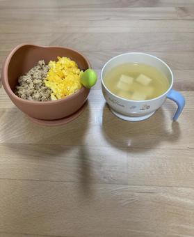 二食丼 鶏そぼろ,卵そぼろ,幼児食の写真素材
