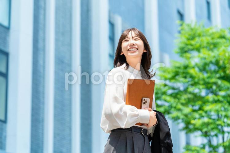 屋外を歩く笑顔の女性・ビジネスウーマン 女性,歩く,夏の写真素材