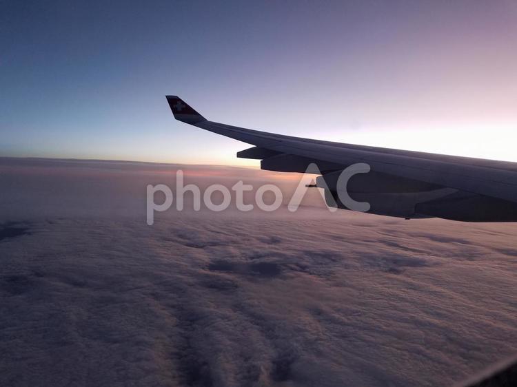 雲の上の飛行機（朝焼け） 空撮,雲の上,飛行機の写真素材
