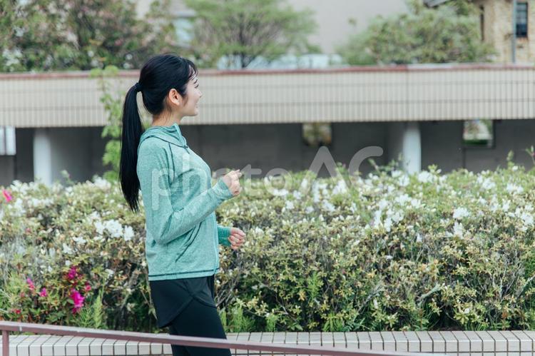 道でトレーニングする女性（横顔） 運動,ダイエット,スポーツの写真素材