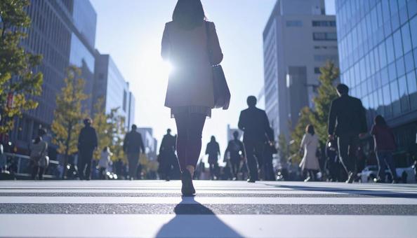 都会の雑踏を歩く女性 都会の雑踏を歩く女性の写真