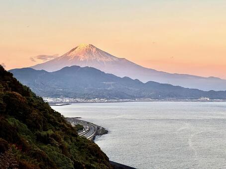 薩埵峠から見る駿河湾と夕方の富士山 富士山,駿河湾,薩埵峠の写真素材