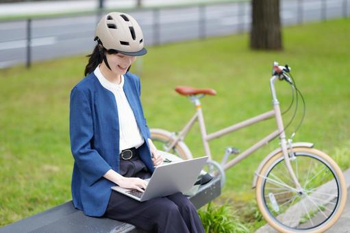 座る女性ポートレート 人物,女性,20代の写真素材