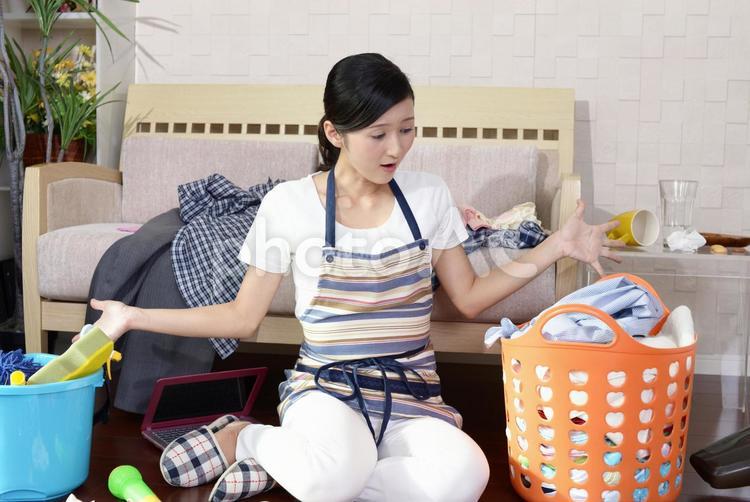 疲れた表情の主婦 女性,女,主婦の写真素材