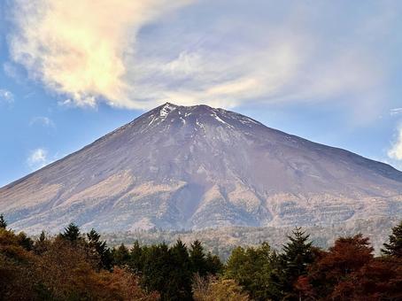 日暮れ間近の富士山と雲 富士山,空,雲の写真素材