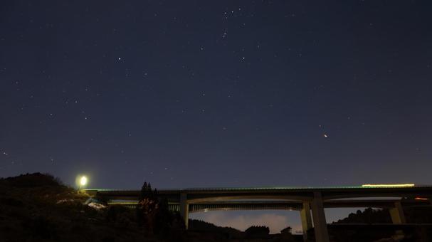 星のきらめき走りゆくハイウェイのオリオン 星のきらめき走りゆくハイウェイのオリオン ハイウェイ,オリオン座,星空の写真素材