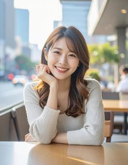 カフェで微笑む女性の写真